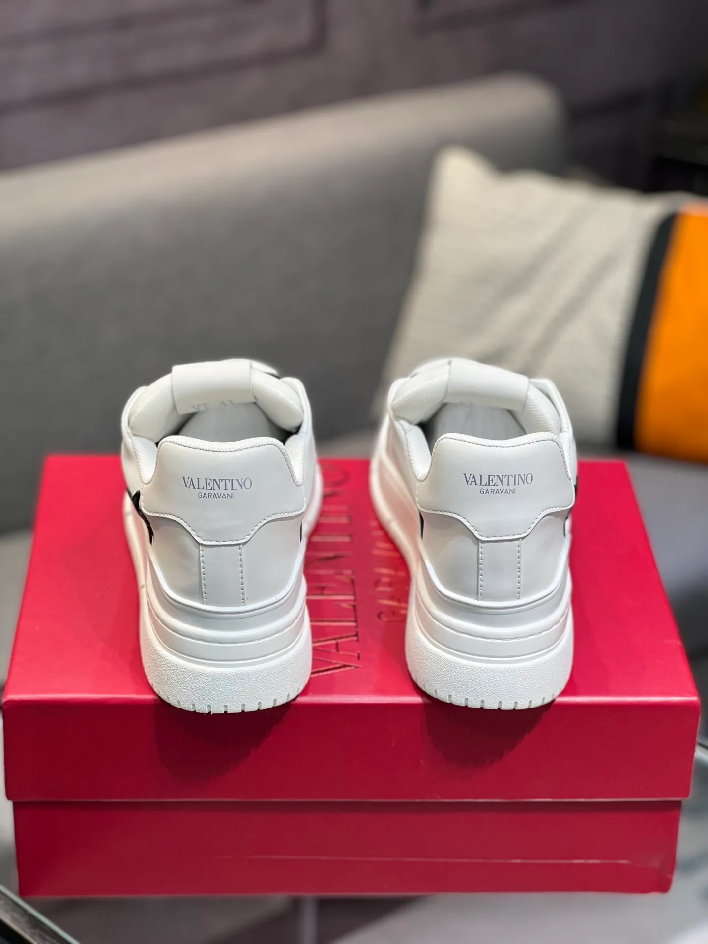 Men's Men's Shoes 💰660 Valentino 2023 early autumn new star shoes are now online! Wang Hedi and Ren Jialun have been worn by many celebrities. Who can refuse the same couple shoes as Wang Hedi! The design of Stars Stab My Heart is cool and spicy. The material of the shoes is cowhide, and every color is beautiful! Size 35-40, men’s size 39-44 (women’s 41, men’s 38, 45🉑️customized)